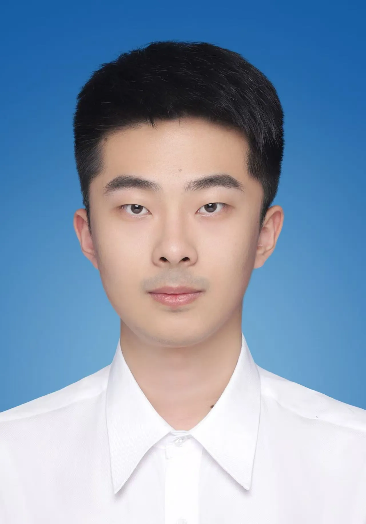 薄宇